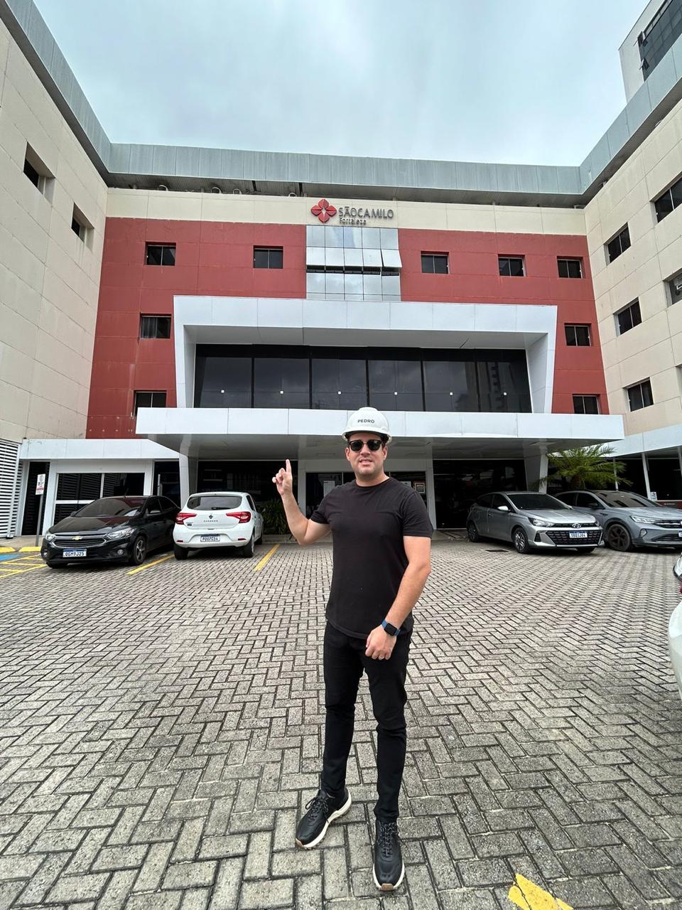 Engenheiro Pedro Rolim Dias em obra do Hospital São Camilo
